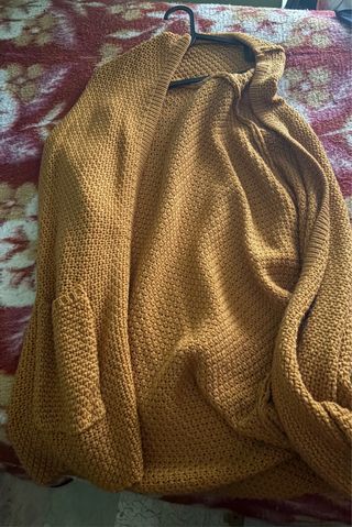 Cárdigan tejido mostaza con bolsillos