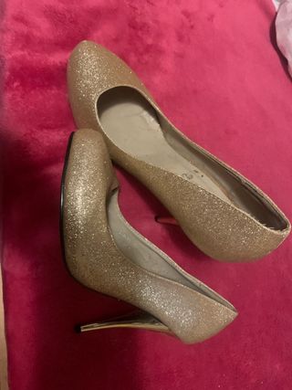 Zapatos de tacón dorados con purpurina