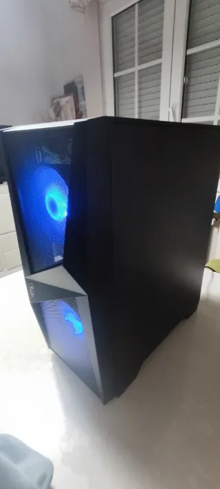 PC Gaming MSI con luces LED