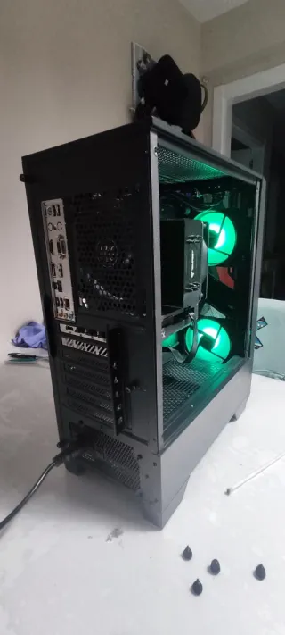 PC Gaming MSI con luces LED