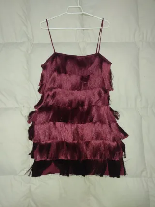 Vestido de fiesta con flecos burdeos