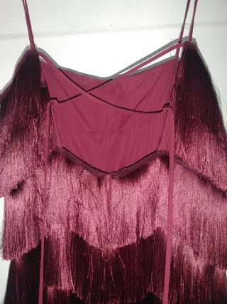 Vestido de fiesta con flecos burdeos