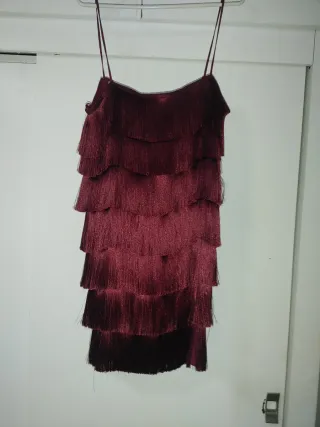 Vestido de fiesta con flecos burdeos