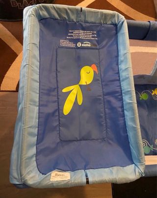 Cuna de viaje azul con cambiador, colchon y gatera