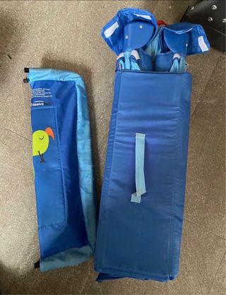 Cuna de viaje azul con cambiador, colchon y gatera