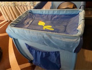 Cuna de viaje azul con cambiador, colchon y gatera