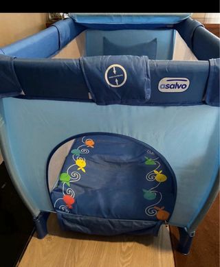 Cuna de viaje azul con cambiador, colchon y gatera