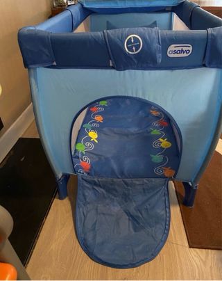 Cuna de viaje azul con cambiador, colchon y gatera