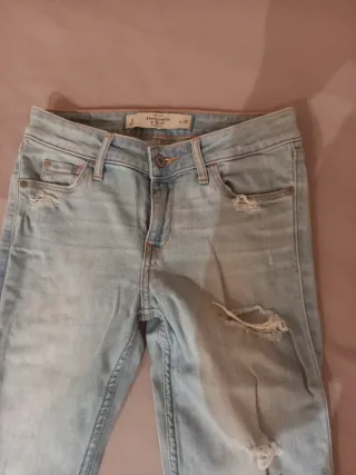 Pantalón vaquero Abercrombie desgastado