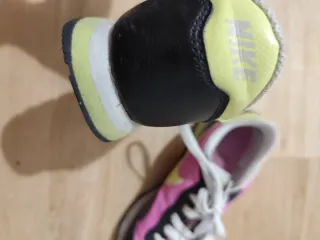 Zapatillas Nike Mujer Morado, Amarillo y Negro