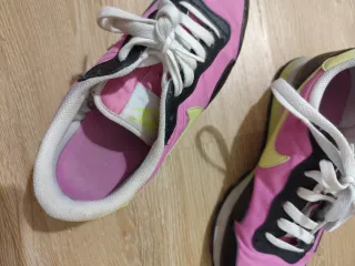 Zapatillas Nike Mujer Morado, Amarillo y Negro