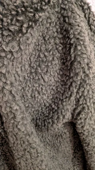 Chaqueta polar gris con capucha  Talla M/L