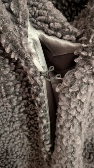 Chaqueta polar gris con capucha  Talla M/L