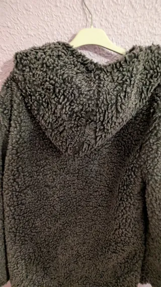 Chaqueta polar gris con capucha  Talla M/L