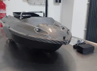 Barco cebador con mando y cargador