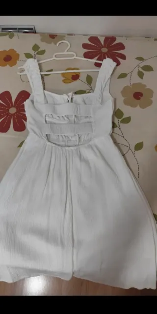 Vestido blanco corto con aberturas