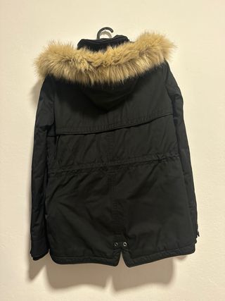 Chaqueta negra invierno con capucha