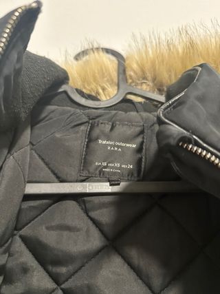 Chaqueta negra invierno con capucha