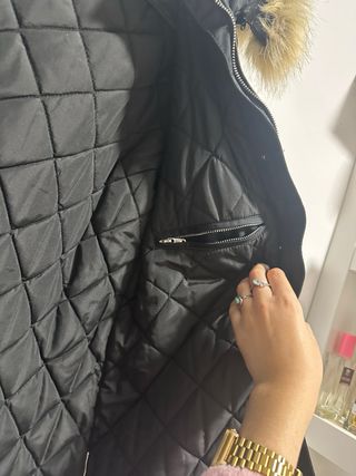 Chaqueta negra invierno con capucha