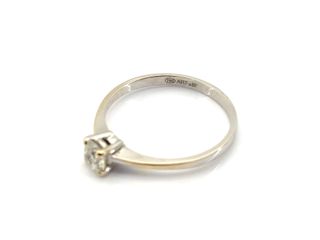 sello oro 18k con piedra con diamante