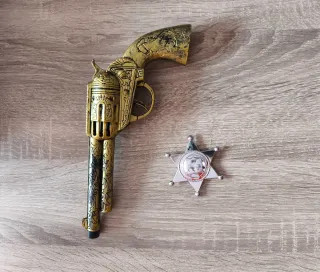 Chaleco de vaquero con pistola y chapa