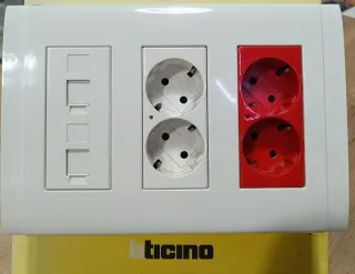 Caja superficie Ticino para puesto de trabajo