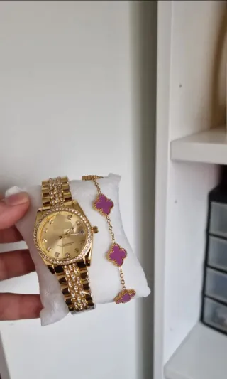 Reloj Dorado con Pulsera de Tréboles Morados