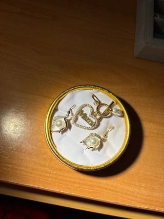 Pendientes flor perla y circonitas dorados