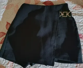Falda pantalón negra con detalle metálico