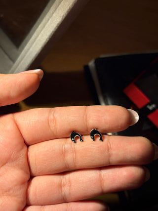 Pendientes de delfín plateados