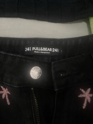 Pantalón corto negro con palmeras
