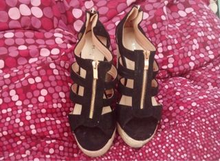 Sandalias de cuña negras con cremallera
