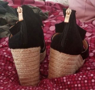 Sandalias de cuña negras con cremallera