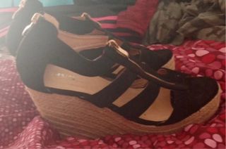 Sandalias de cuña negras con cremallera