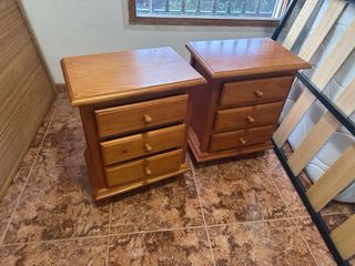 Mesita de noche de madera