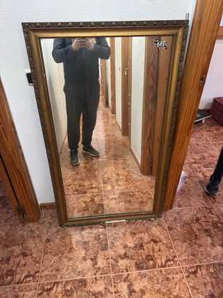 Espejo de pared dorado con marco de madera