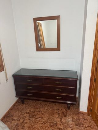 Cómoda de madera con tapa de cristal