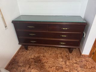 Cómoda de madera con tapa de cristal