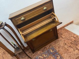 Zapatero de madera marrón