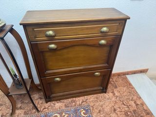 Zapatero de madera marrón