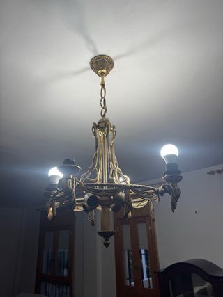 Lámpara de metal dorada