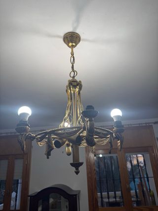 Lámpara de metal dorada