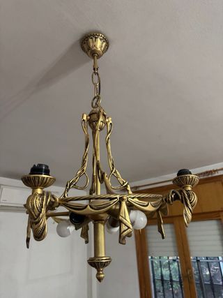 Lámpara de metal dorada