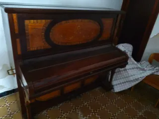 URGE VENDER Piano antiguo madera oscura. PIANO