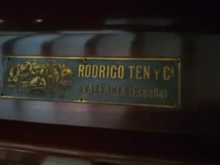 URGE VENDER Piano antiguo madera oscura. PIANO