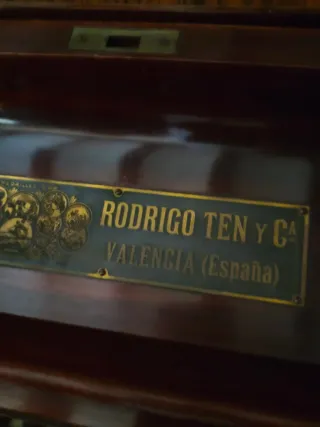 URGE VENDER Piano antiguo madera oscura. PIANO