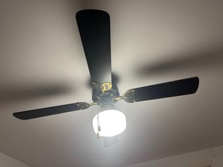 Lámpara de techo negra y dorada