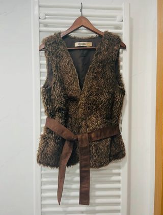 Colete de pelo castanho com cinto