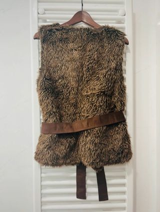 Colete de pelo castanho com cinto