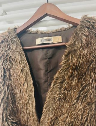 Colete de pelo castanho com cinto